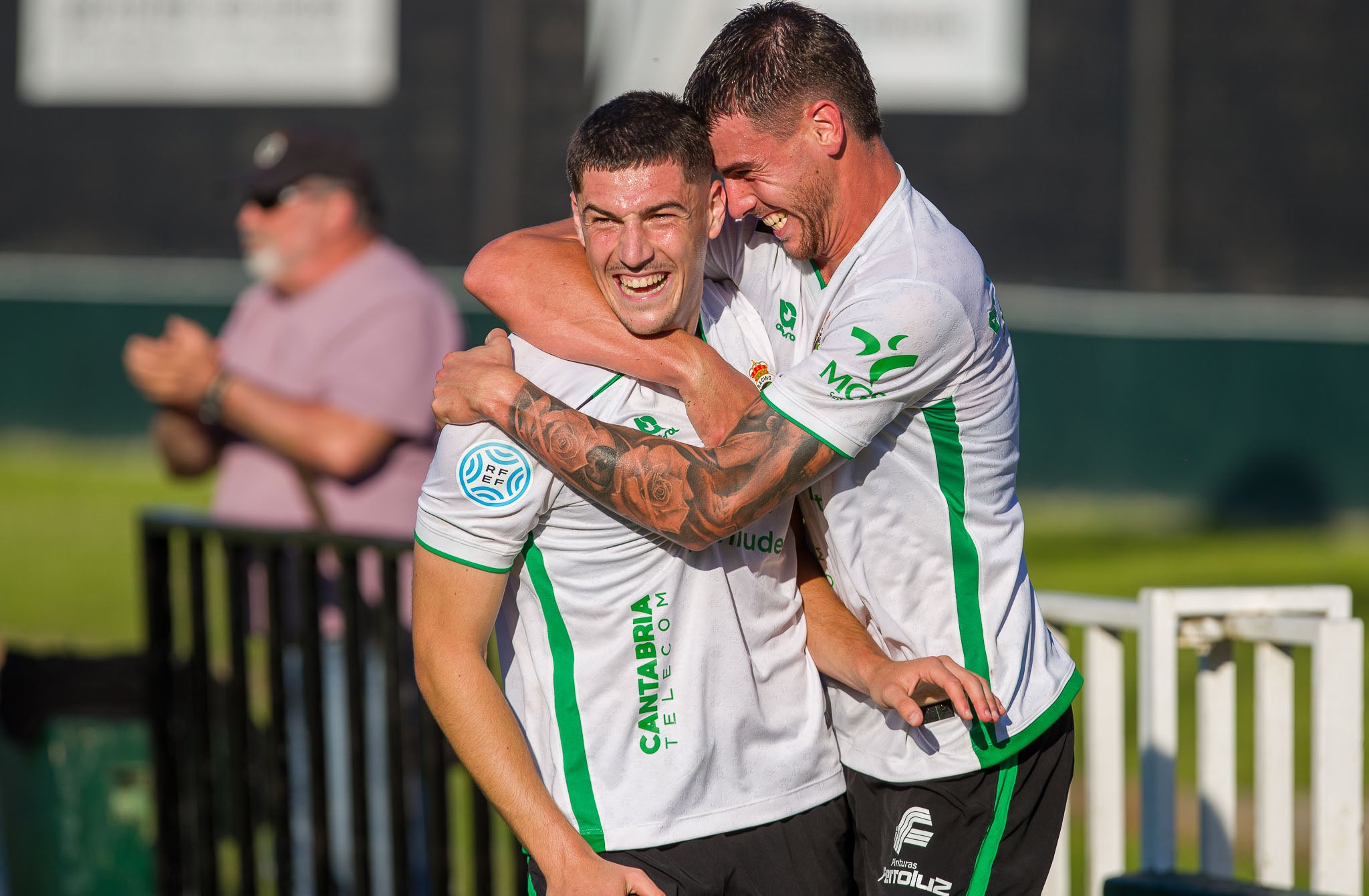 Vallecillo abraza a Cagigal para celebrar el tanto del defensa