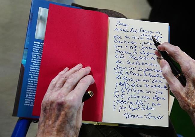 Dedicatoria que ha escrito Pombo en el libro que ha regalado a la presidenta de Cantabria