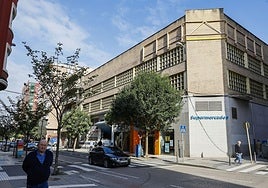 Edificio donde se construirá el nuevo aparcamiento en altura, en la calle José Posada Herrera de Torrelavega.