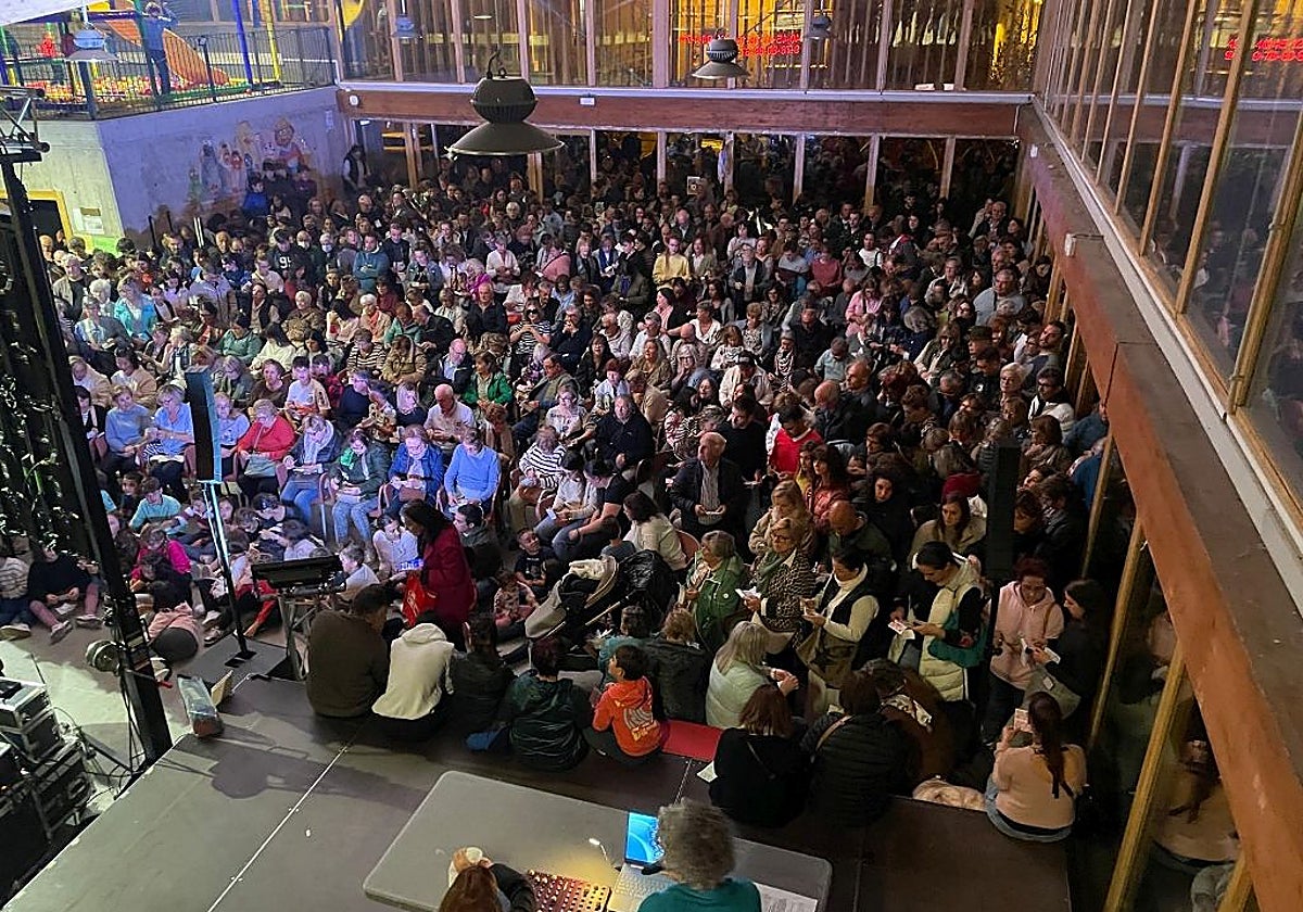 El gran salón del Impluvium se quedó pequeño para el sorteo del bingo comercial.