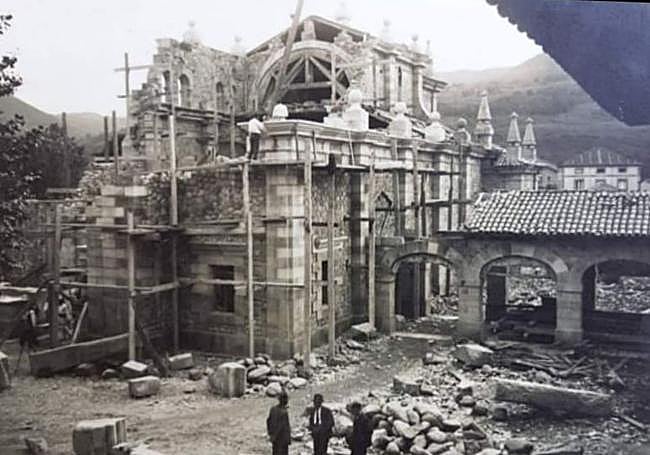 Imagen histórica de la construcción del templo.
