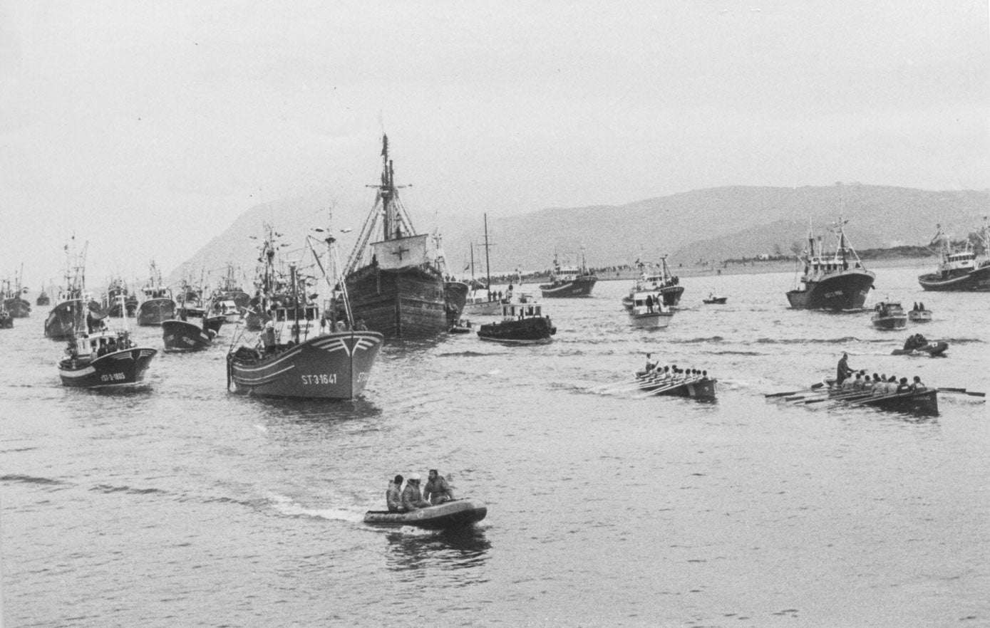 Decenas de embarcaciones que le arroparon en los últimos metros en su llegada.