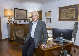 José Luis Vallines, en su despacho de la empresa Canfrisa en la calle Lealtad de Santander.