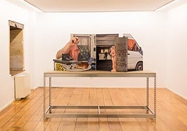 La pieza 'Joven, pasa a la acción', de Miguel Ángel Tornero,se exhibe en la Torre de Don Borja.