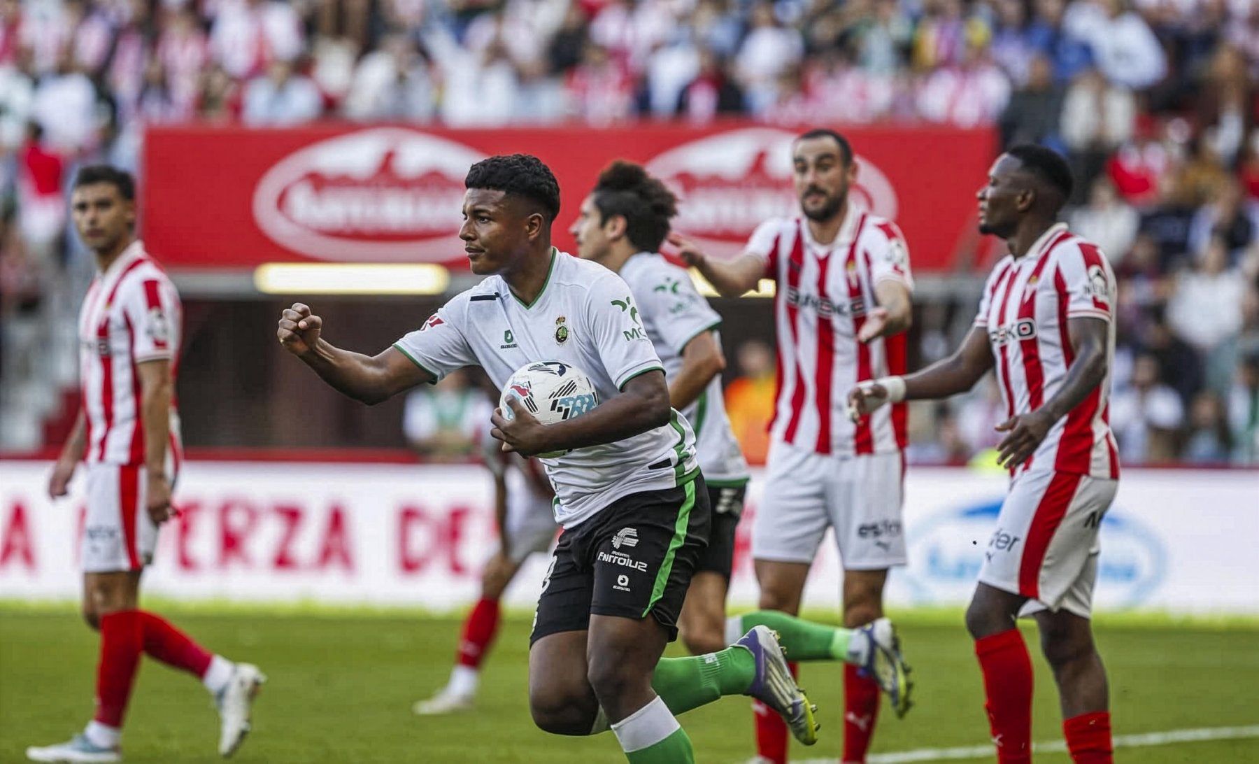 Jeremy celebra entre las protestas de los jugadores del Sporting.