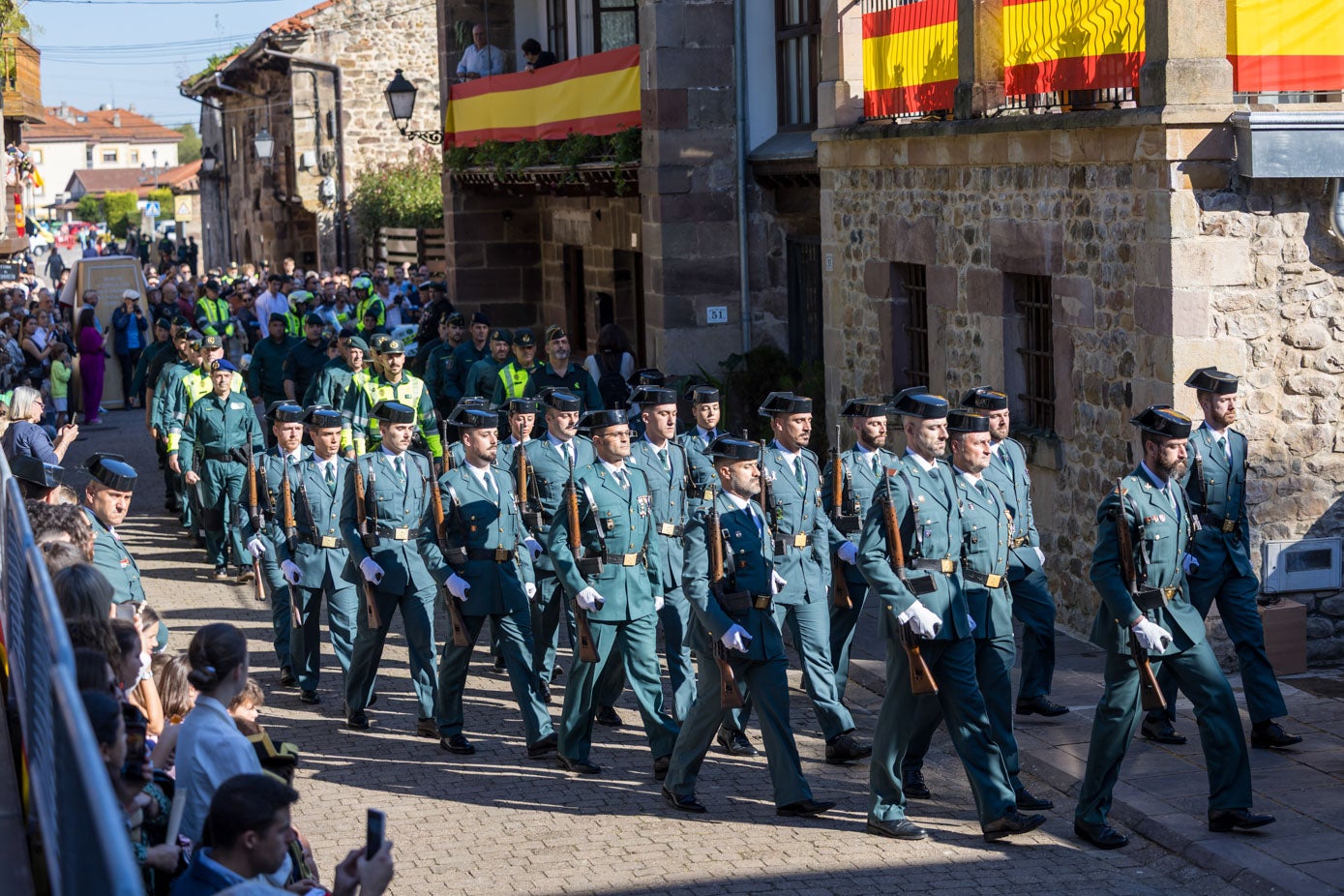 El desfile de los agentes por el centro de la localidad de Cartes. 