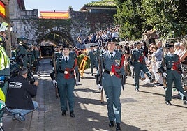 Un instante del desfile de la Benemérita en Cartes.
