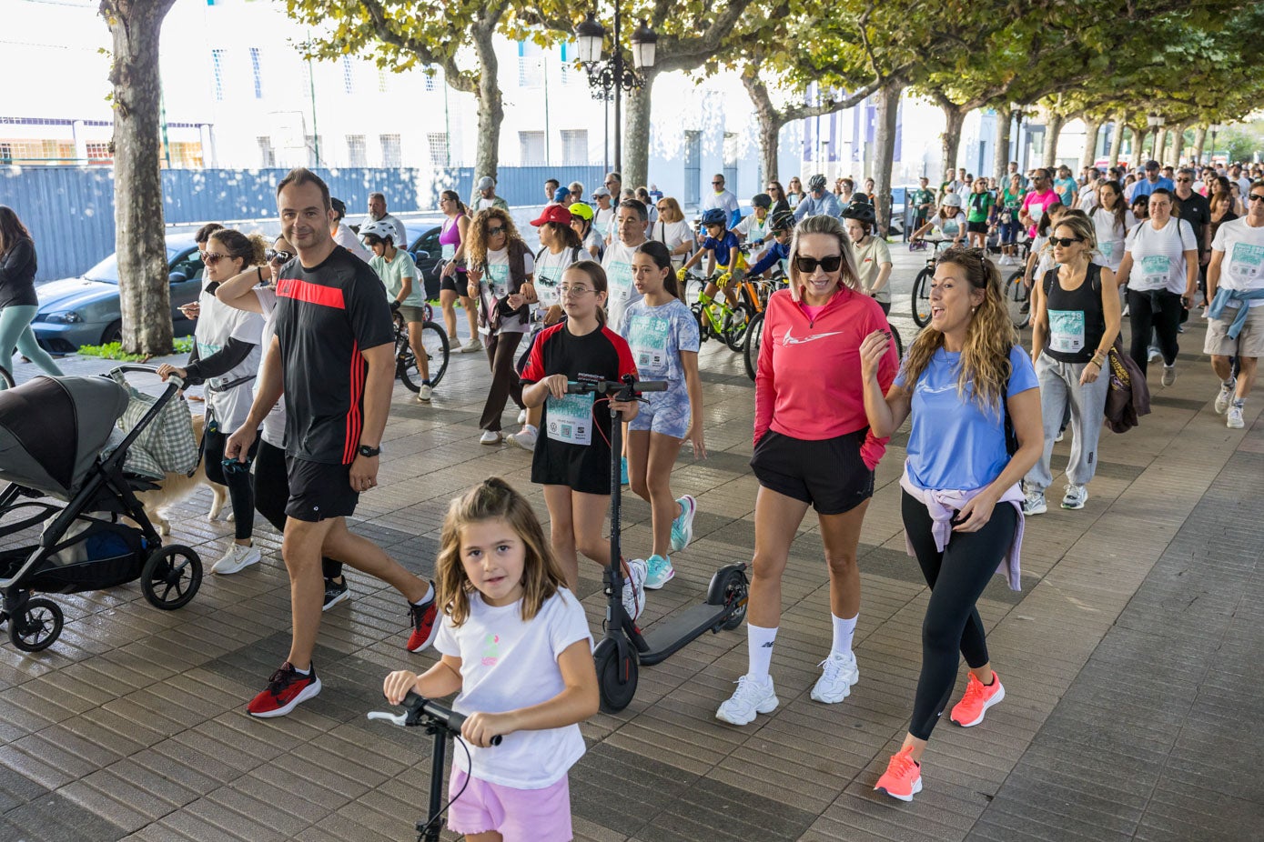 Grupos familiares y de amigos participaron en la marcha, a la que preferentemente había que acudir caminando pero a la que algunos participantes fueron con patinetes o bicicletas.