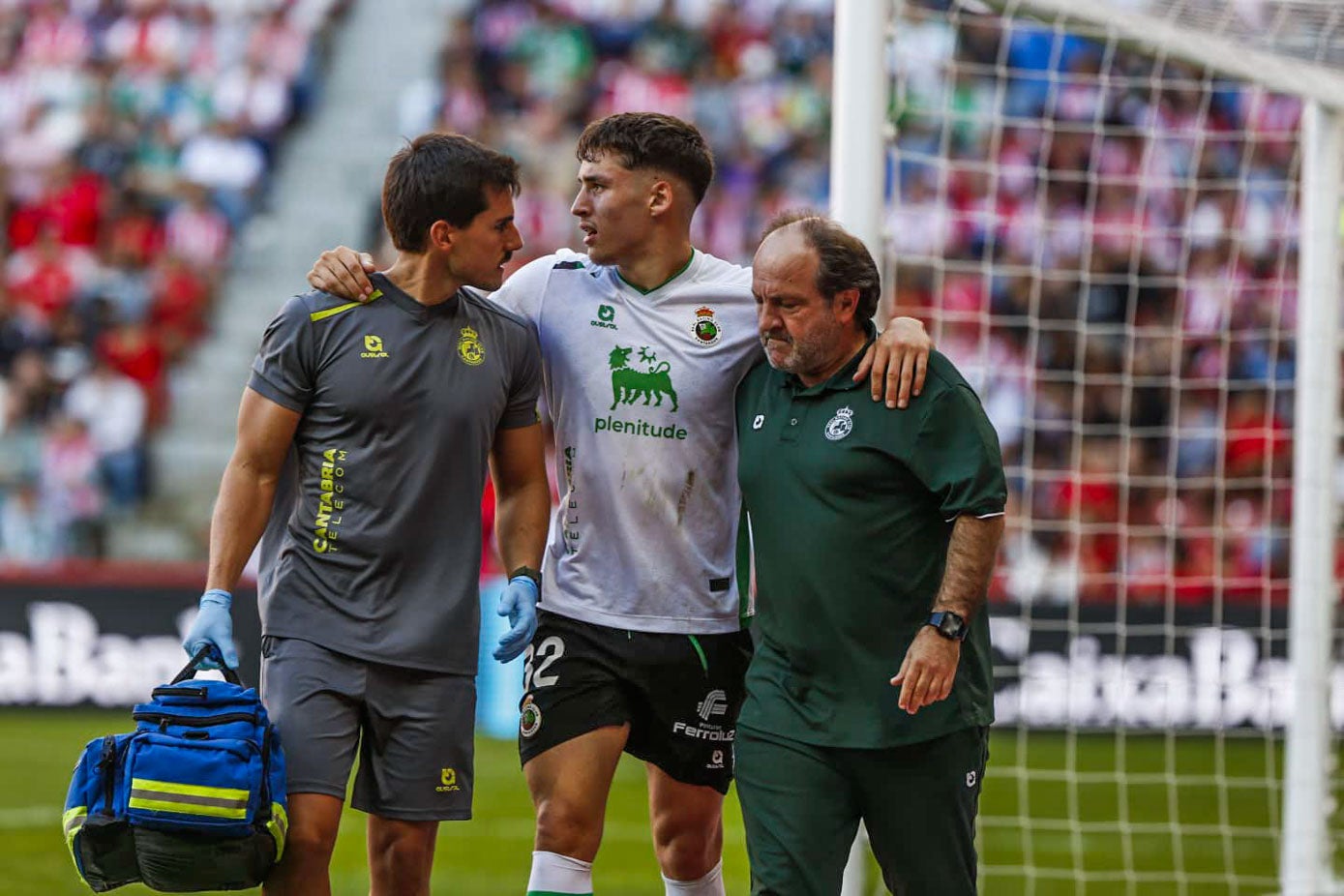 Salinas deja el terreno de juego lesionado y ayudado por los asistentes