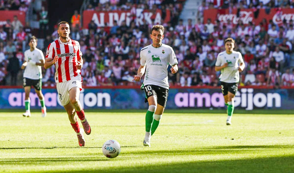 Íñigo Vicente corre para llegar al balón antes que Gaspar