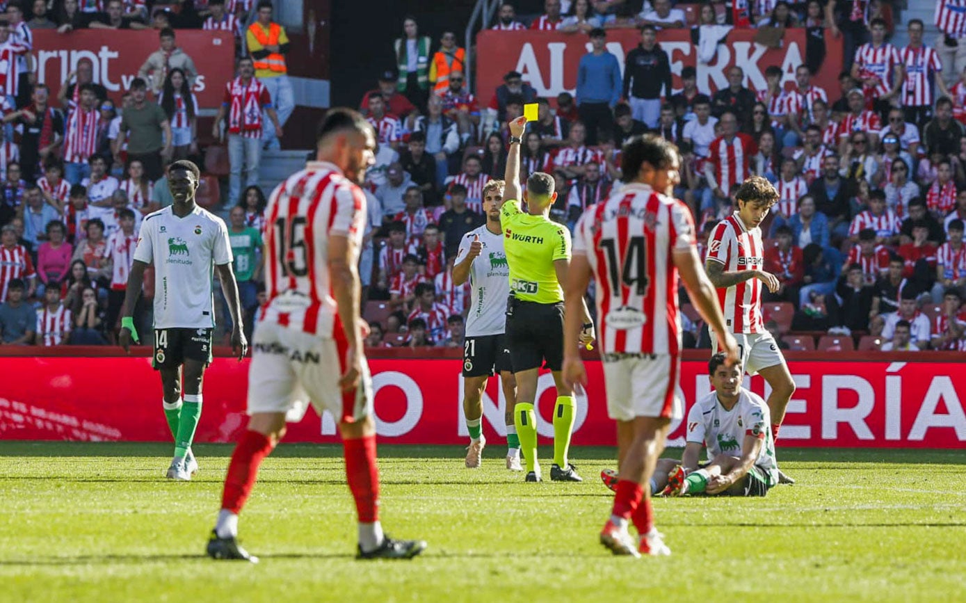 El colegiado muestra tarjeta amarilla a Pablo Ramón