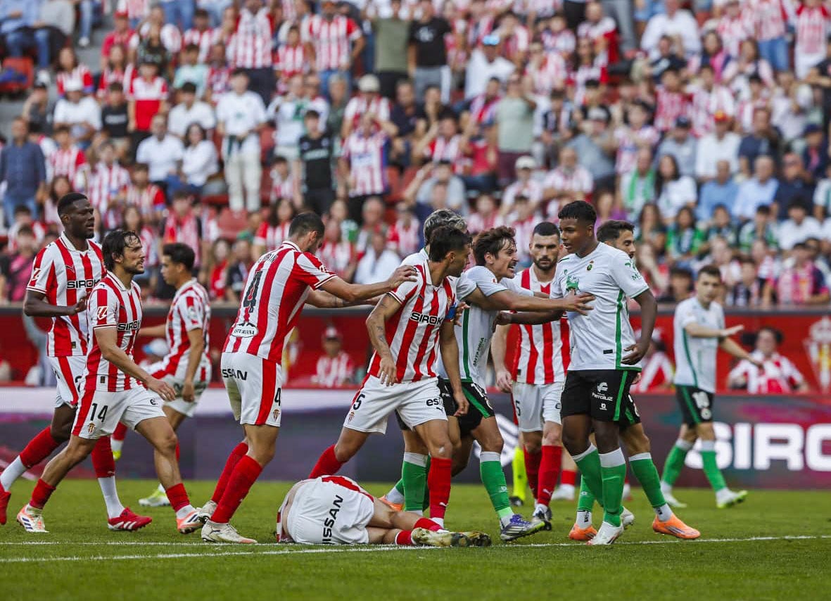 Sangalli sujeta a Jeremy con un jugador del Sporting tendido en el suelo