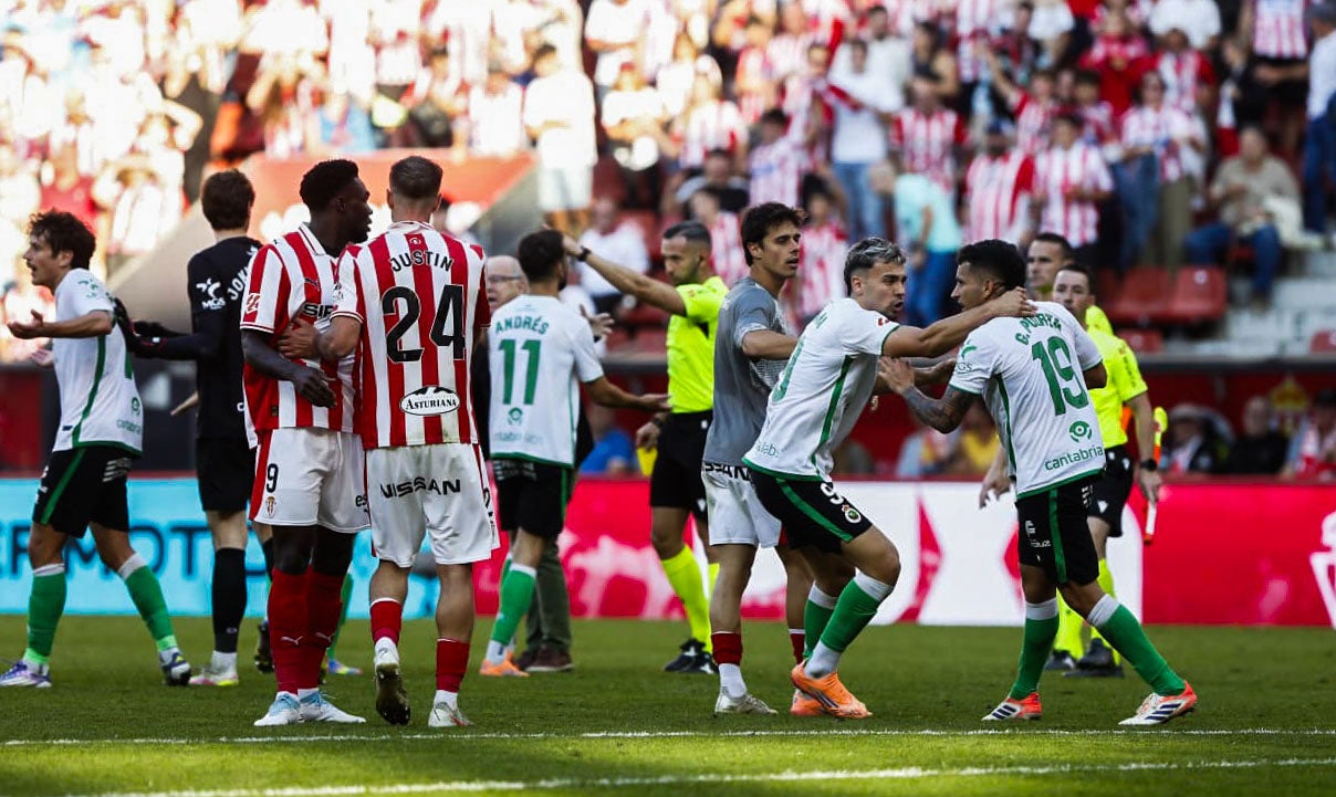 Arana sujeta a Puerta, que se dirige a los jugadores del Sporting