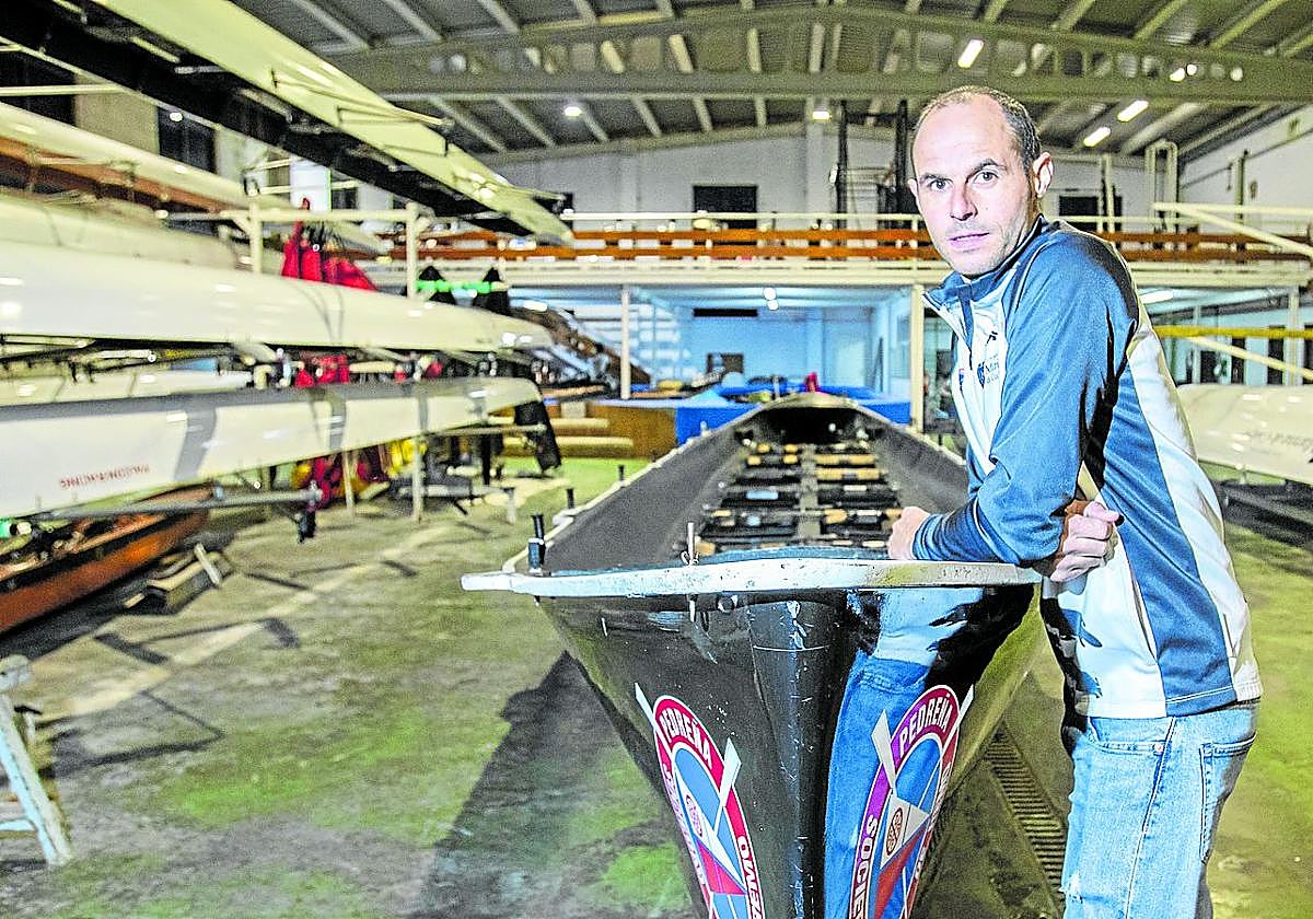 Borja Gómez, apoyado sobre 'La Pedreñera'.