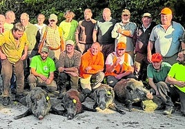 Miembros de la cuadrilla 14, dirigida por Luis Alberto Cano, con el cupo de cuatro jabalíes cazado el domingo en el monte de Vaocerezo.