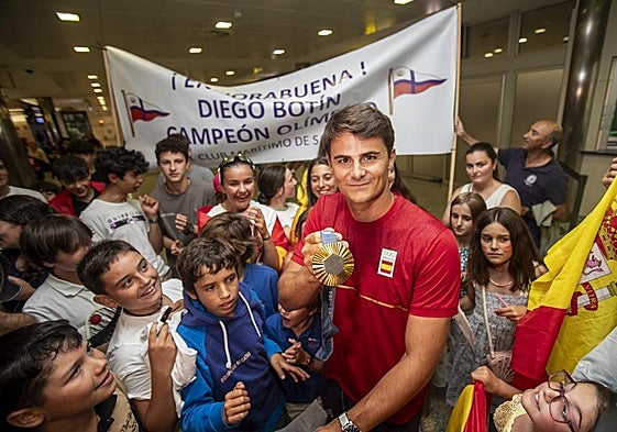 Diego Botín, con su oro olímpico tras regresar de los Juegos de París 2024.