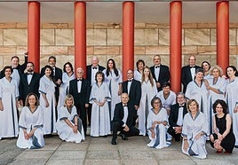 Los miembros del Coro Lírico de Cantabria y su directora, en una imagen tomada en una de las terrazas del Palacio de Festivales.