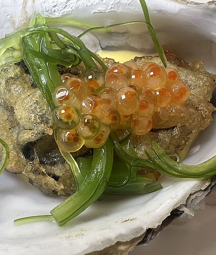 Imagen secundaria 2 - Salmorejo y pescados ahumados; alcachofa con yema y romesco; ostra en tempura.