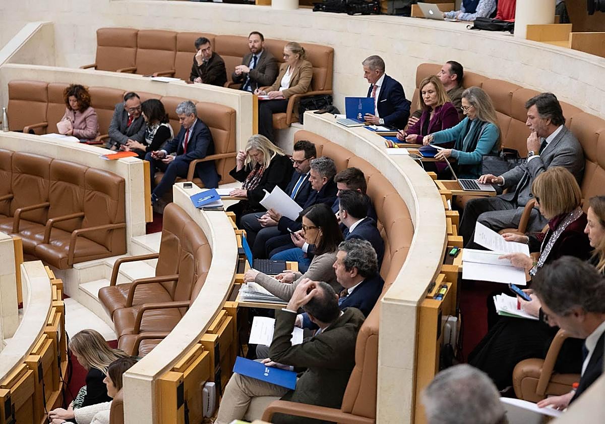 Fotografía reciente de una sesión plenaria en el Parlamento de Cantabria.