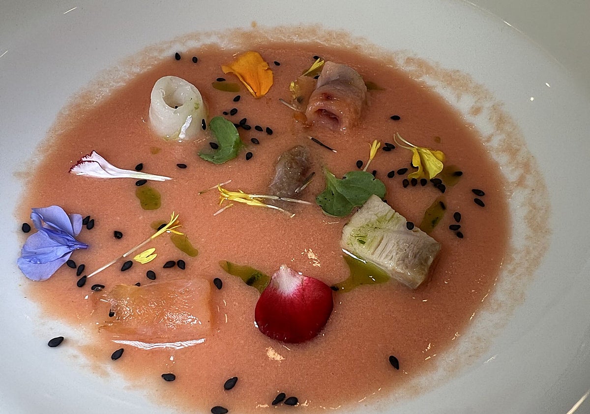 Imagen principal - Salmorejo y pescados ahumados; alcachofa con yema y romesco; ostra en tempura.