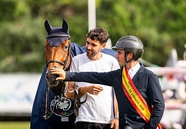 Álvaro González de Zárate acaricia a Casa Diva PS tras conquistar el Campeonato de España.
