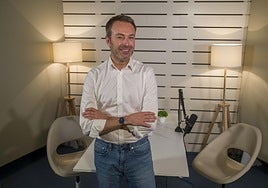 Jesús Mazón en el estudio donde se grabarán las entrevistas.