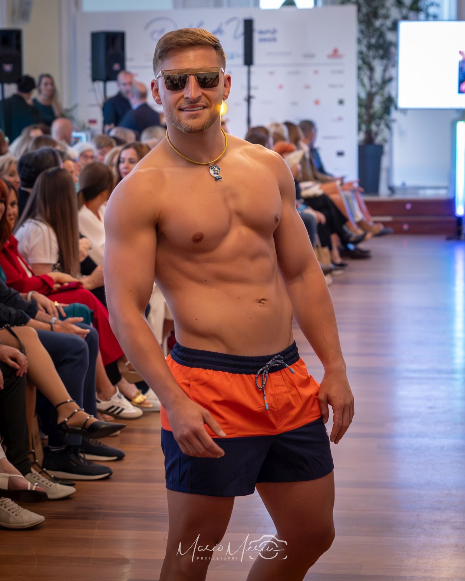 Jorge Novoa luce la moda baño.