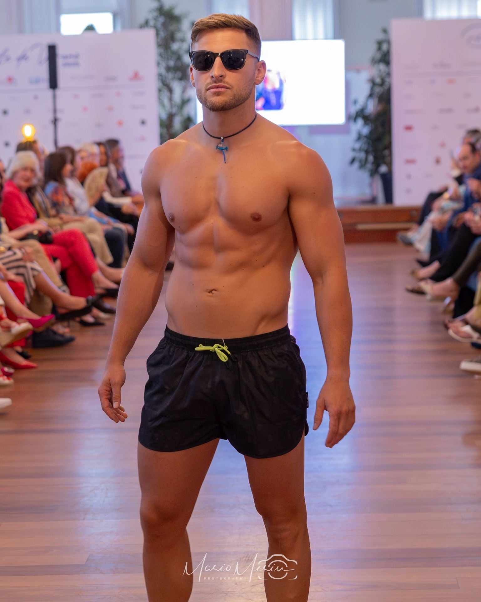 Jorge Novoa luce la moda baño.