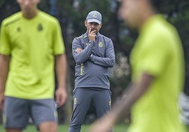 José Alberto, pensativo, durante un entrenamiento en La Albericia.
