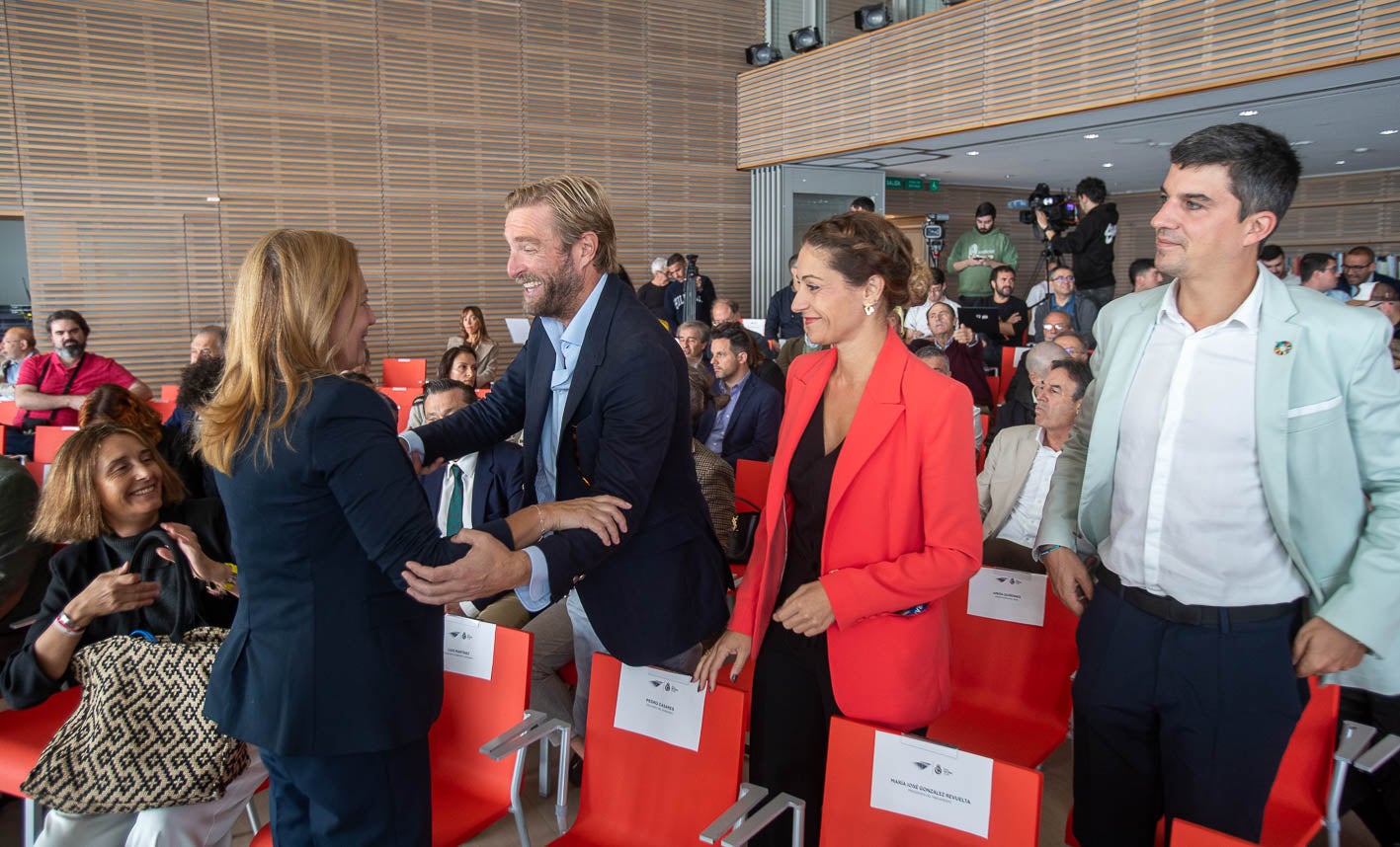 Susana Ruoiz, directora de deportes, junto a Ainoa Quiñone y los portavoces regionalista y socialista.