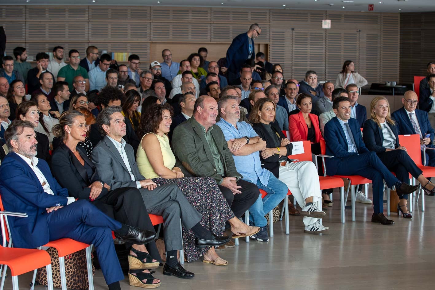El Auditorio del Centro Botín, abarrotado. En el centro, el vicepresidente del Racing, Juanjo Uriel.