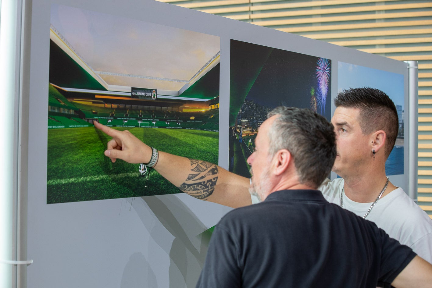 Los peñistas observan el proyecto y la zona de Gradona.