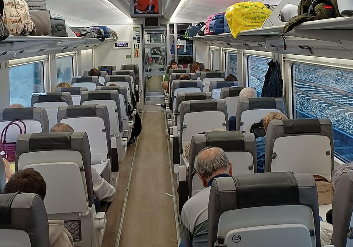 Los pasajeros han estado esperando dentro del tren desde las 10.26 horas que sucedió el atropello.