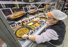 Surtido de platos para 'llevar y comer' en el supermercado Lupa de El Alisal