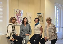 Ana Domínguez, Elena García, Cinta Marraco y Puri Mínguez organizan el Día de las Bibliotecas.