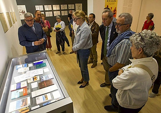 Fernando Zamácola, Eva Guillermina Fernández y Germán Delibes, durante el recorrido por la muestra.