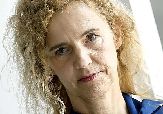 Delphine de Vigan recorre en este libro la vida de una mujer de palabras