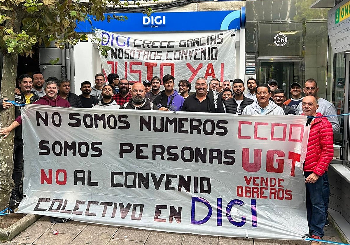 Trabajadores cántabros de la compañía de telecomunicaciones, este martes, en su protesta en San Fernando.