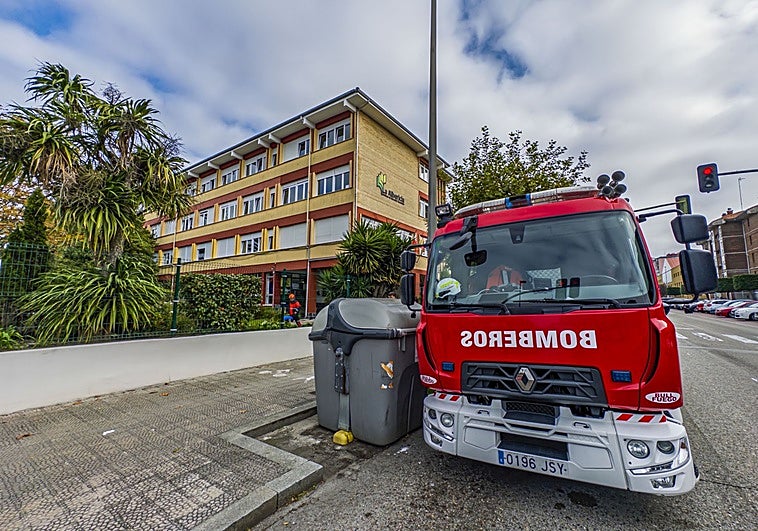 El camión de los bomberos, frente a la fachada principal del IES La Albericia.