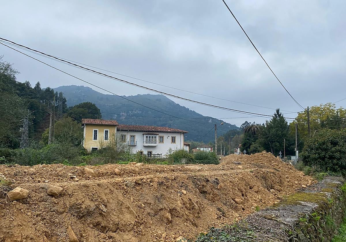 Obras en el entorno del canal en Marrón.