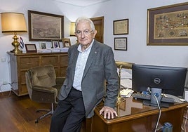 José Luis Vallines, en su despacho de la empresa Canfrisa en la calle Lealtad de Santander.