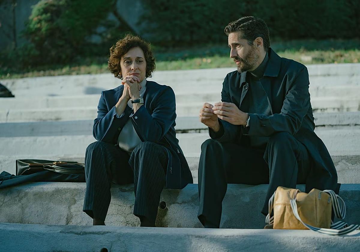 Clara Segura y Juan Diego Botto en la serie.