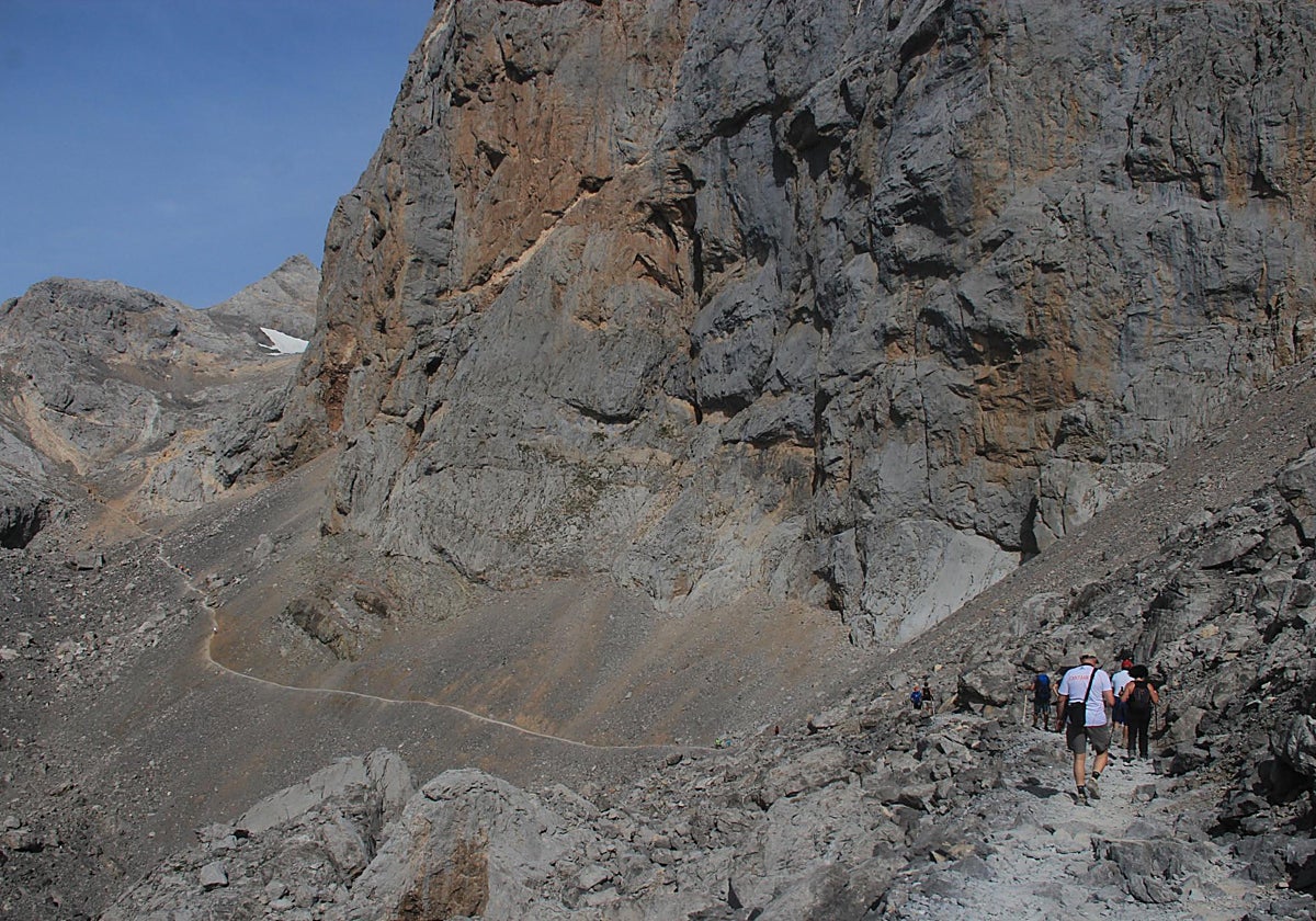 Grupo de senderistas camino de Horcados Rojos, en el macizo Central de Picos de Europa