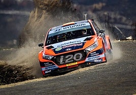 El Hyundai de Dani Sordo y Cándido Carrera, durante una de las especiales.