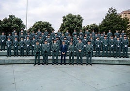 Foto de familia de los 65 nuevos agentes con mandos del cuerpo y el delegado del Gobierno delante.