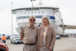 Mr. y Mrs. Short tras su llegada al puerto de Santander