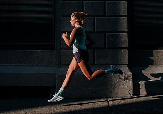 Que nada te detenga. Siente la velocidad y la energía en cada zancada con una buena elección de zapatillas y vestuario.