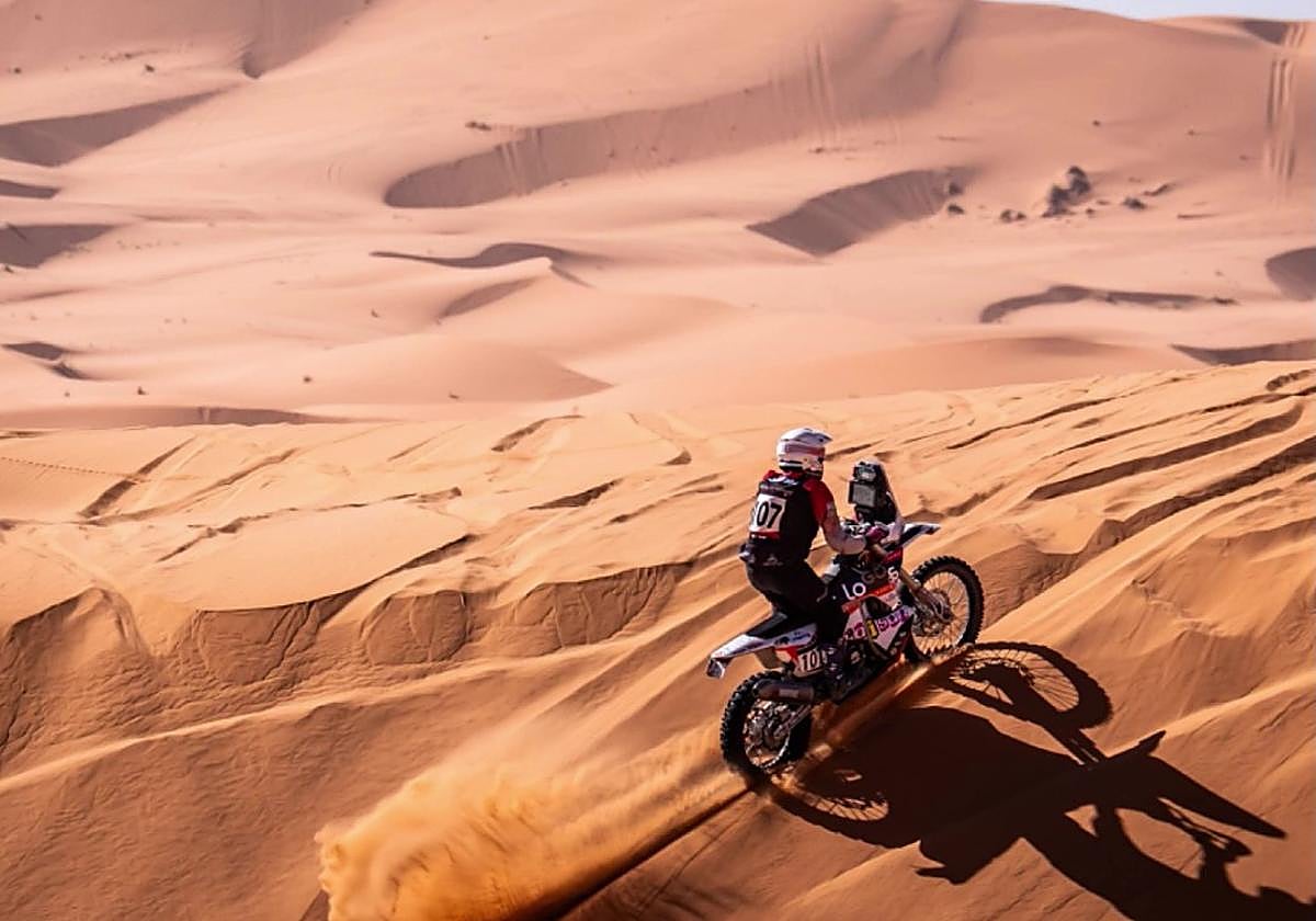 El piloto cántabro Ricardo Lastra, a los mandos de su KTM con el dorsal 107.