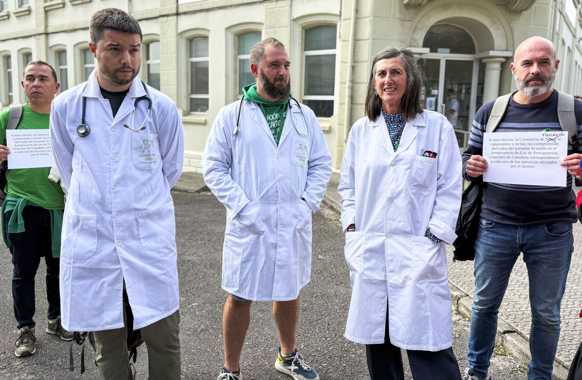Los representantes sindicales con batas de médicos para reclamar unas condiciones en el acuerdo similar a las de los sanitarios.