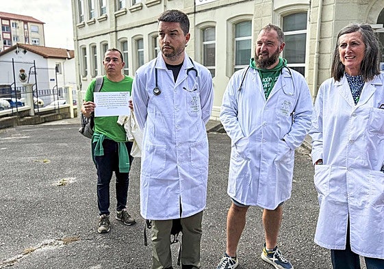 Los representantes de los docentes, ataviados con las batas de médicos, el jueves.